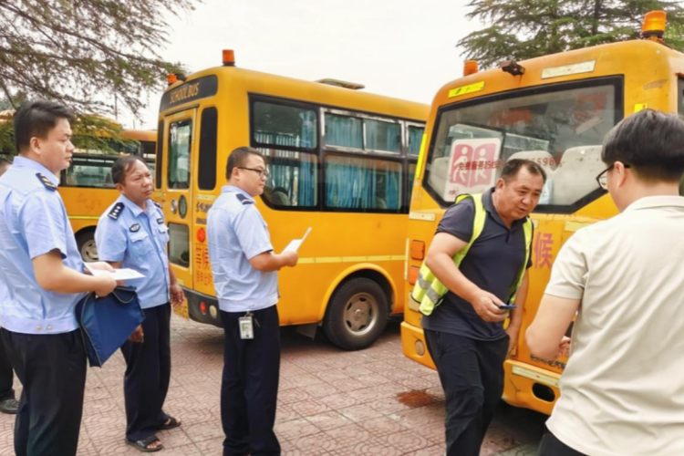 蘄春縣第三實(shí)驗(yàn)小學(xué)檀林校區(qū)全面展開校車安全檢查