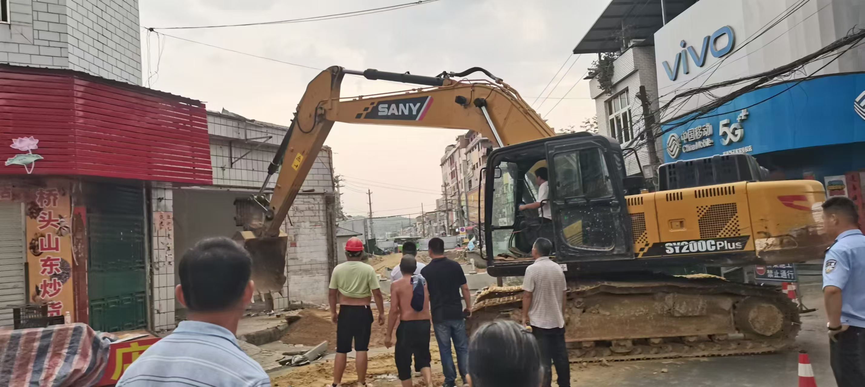 蘄春縣獅子鎮(zhèn)拆除一處橋頭違章建筑