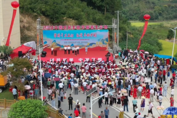 荊楚紅色文藝輕騎兵+湖北廣電村村講村村響主題宣講惠民演出活動走進向橋鄉(xiāng)斌沖村