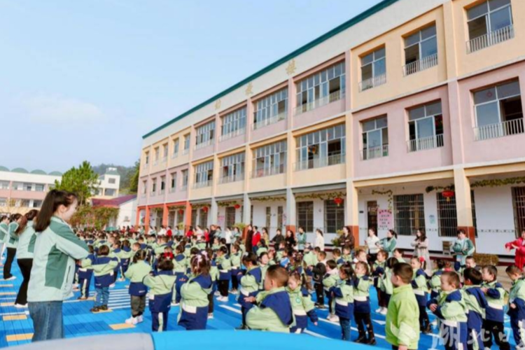 蘄春縣第四幼兒園大同園區(qū)開展家委會暨膳食委員會半日開放活動